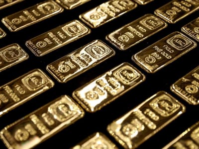 The Fed Tahan Suku Bunga, Emas Turun Dekati Rekor Tertinggi