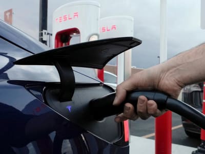 Tesla Janji Bangkit di 2025 Setelah Kinerja 2024 Mengecewakan
