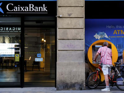 Caixabank Sukses Mengelola Penurunan Pendapatan Bunga dengan Strategi Baru