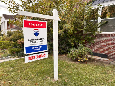 Kontrak Rumah Melambat Karena Suku Bunga Hipotek Tinggi dan Harga Rumah Naik