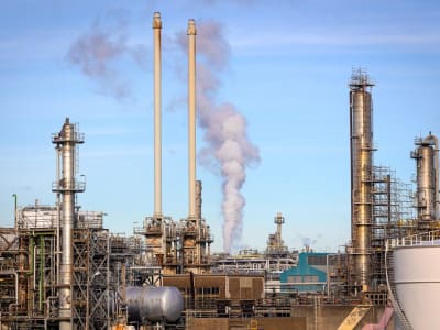 Harga Minyak Berfluktuasi Karena Ketegangan Tarif dan Geopolitik Global