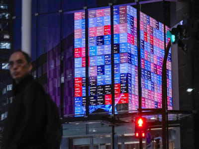 Pasar Saham Asia Terkoreksi karena Kekhawatiran Teknologi AI dan Tarik Tarik Tarif