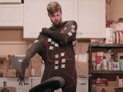 Pria Ini Mengubah Panas Tubuh Jadi Baterai untuk Mengisi Smartphone