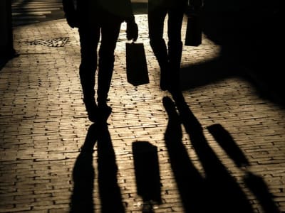 Harga dan Pengeluaran Konsumen Naik, Fed Tunda Turunkan Suku Bunga