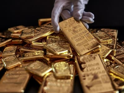 Harga Emas Mencapai Rekor Baru Karena Ancaman Tarif Perdagangan Trump