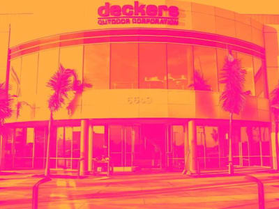 Penurunan Saham Deckers: Apakah Ini Kesempatan Investasi Menarik?
