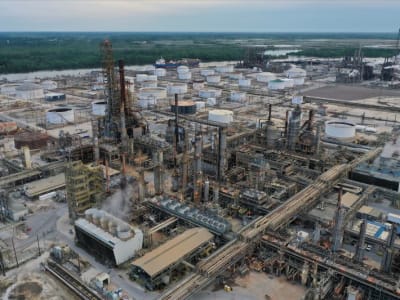 Tarif Impor Minyak Trump: Keuntungan Kilang Global dan Tekanan pada AS