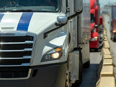 Penyempitan Spread Tarif Truk Spot dan Kontrak di AS: Tanda Pengetatan Pasar Lambat