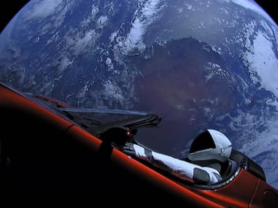Tesla Roadster di Antariksa: Kontroversi Sampah Luar Angkasa Elon Musk