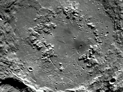 Ngarai di Kutub Selatan Bulan Terbentuk Cepat Lebih Dalam dari Grand Canyon