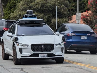 Mengukur Keandalan Mobil Swakemudi: Perbandingan Waymo dan Tesla
