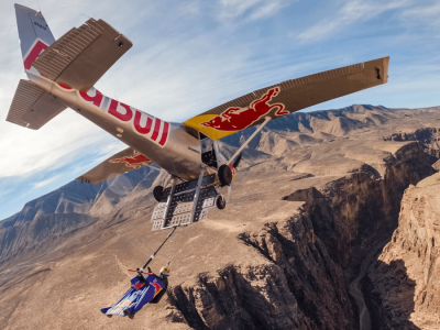 Max Manow Memecahkan Batas Skydiving dengan Manuver Hook Pesawat Pertama