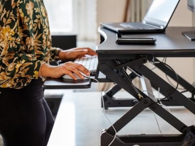 Cara Mudah Memulai Berdiri di Meja Kerja untuk Sehat dan Nyaman
