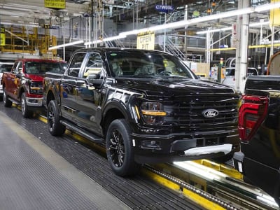 Ford Alami Kerugian Besar Divisi EV dan Ancaman Tarif, Saham Anjlok