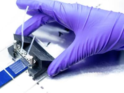 Sel Surya Hibrida Baru Bisa Simpan dan Hasilkan Energi Secara Bersamaan