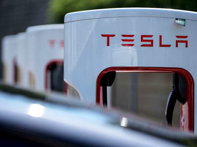 Penjualan Tesla Menurun Tajam di China dan Eropa, Saham Tertekan