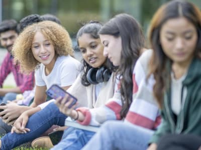 Pentingnya Literasi Media Sosial untuk Melindungi Generasi Muda di Era Digital