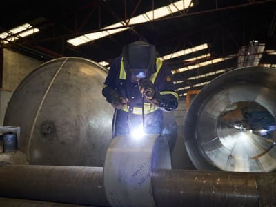 Trump Tetapkan Tarif 25% pada Baja dan Aluminium, Tekan Hubungan Dagang Global