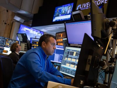 Dampak Tarif Baja dan Aluminium Trump Dorong Dolar dan Emas Melonjak