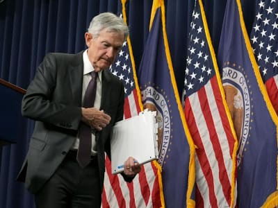 Fed Tahan Suku Bunga Karena Ekonomi Stabil dan Ketidakpastian Kebijakan