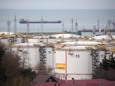 Harga Minyak Stabil Karena Pasokan Rusia Ketat dan Tarif Impor Trump