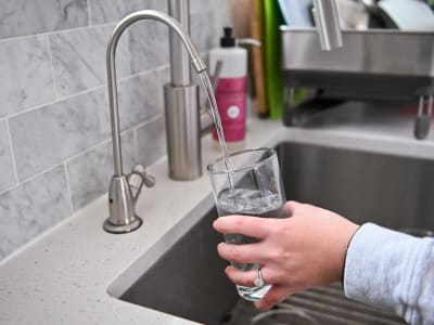 Mengatasi Bahaya Bahan Kimia Selamanya (PFAS) di Air Minum dan Pakaian