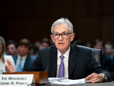 Powell Tegaskan Fed Tidak Terburu-buru Ubah Suku Bunga, Ekonomi AS Kuat Meski Inflasi Masih Ada