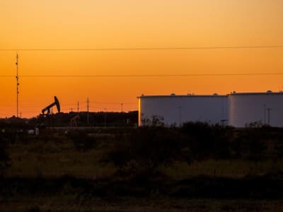 Harga Minyak Berfluktuasi Akibat Tarif dan Stok Minyak Naik di AS