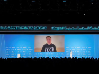 Elon Musk Umumkan Chatbot AI Baru dan Kritik OpenAI di Dubai 2025