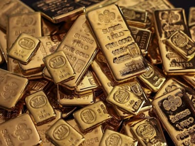 Emas Menanjak Menuju Rekor Baru Saat Dolar dan Imbal Hasil Turun