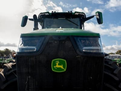 Deere & Co. Pertahankan Proyeksi Laba di Tengah Penurunan Penjualan Traktor