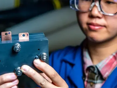 Baterai Aliran Mini Berukuran Kartu Mempercepat Penemuan Bahan Energi