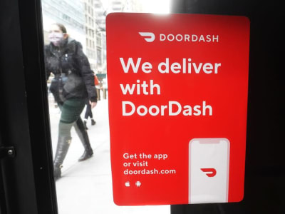 Uber Gugat DoorDash atas Praktik Antipersaingan dan Tingginya Biaya Pengiriman