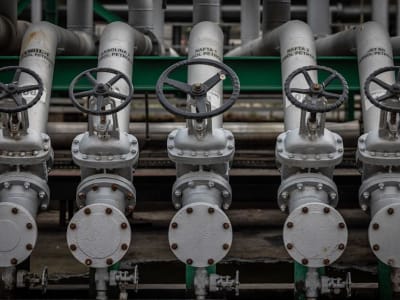 Harga Minyak Turun Karena Ekspektasi Pasokan Baru dan Diplomasi Perang Ukraina