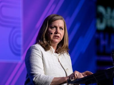 Gubernur Federal Reserve Serukan Transparansi Lebih dalam Pengawasan Perbankan