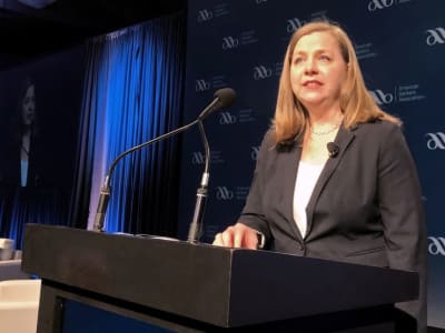 Fed Akan Tahan Suku Bunga Sampai Inflasi Turun di Tengah Ketidakpastian Kebijakan Trump