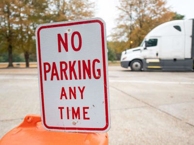 Menyeimbangkan Kebutuhan Pengemudi dan Bisnis dalam Parkir Truk Berbayar