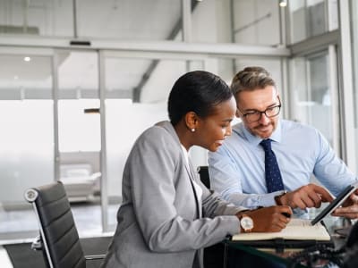 Memilih Build atau Buy Software: Panduan untuk Eksekutif Teknologi Modern