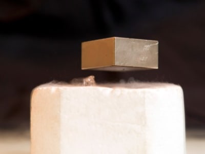 Terobosan Superkonduktor Nikel: Menuju Teknologi Lebih Efisien di Suhu Tinggi