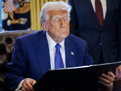 Trump Tandatangani Perintah Eksekutif Pengurangan Regulasi dan Pegawai Pemerintah