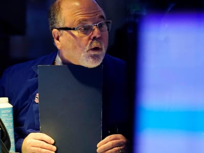 Pasar Saham AS Turun Saat Fed Tahan Suku Bunga dan Tarif Trump Meningkat