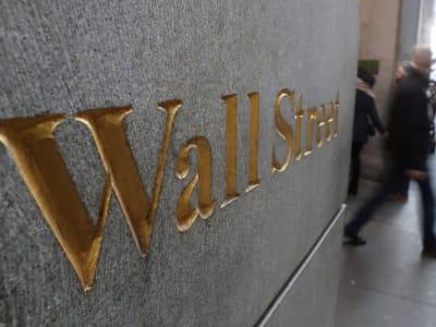 Ancaman Tarif Baru Trump dan Sikap Hati-hati Fed Picu Turunnya Pasar Saham AS