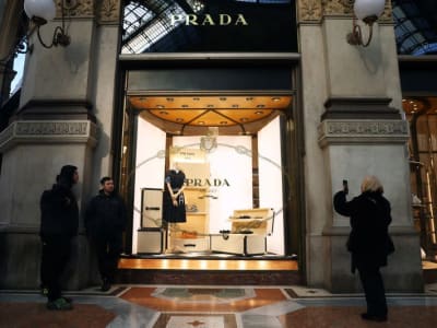 Prada Menilai Akuisisi Versace, Langkah Strategis Besar di Industri Fesyen