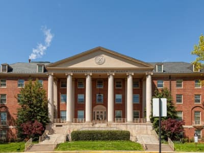 Dampak Kebijakan Trump Membekukan Dana NIH yang Merugikan Riset Medis AS