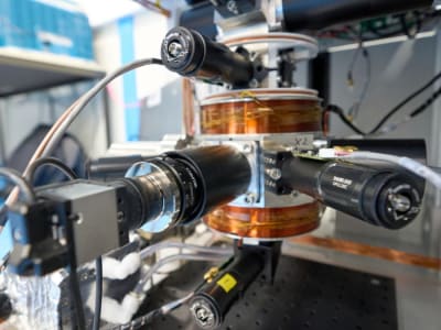 Koneksi Serat Optik Baru Tingkatkan Presisi Eksperimen Antimateri CERN