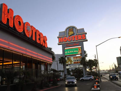 Hooters Bersiap Ajukan Kebangkrutan untuk Atasi Masalah Utang Besar