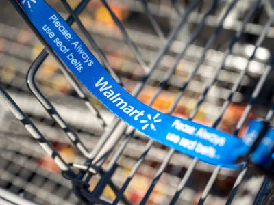 Pasar Saham AS Tertekan karena Data Ekonomi Lemah dan Inflasi Meningkat