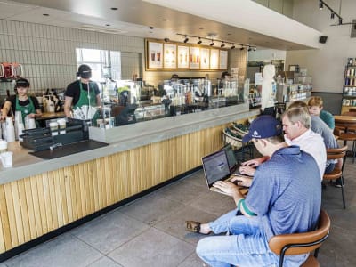 Starbucks Berusaha Kembali Jadi Tempat Nongkrong Sambil Kejar Waktu Drive-Thru