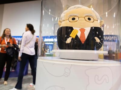 Warren Buffett Pastikan Greg Abel Siap Memimpin dan Berinvestasi dengan Dana Besar