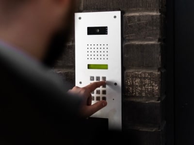 Sistem Kontrol Akses Pintu Rentan karena Password Default yang Tidak Diganti